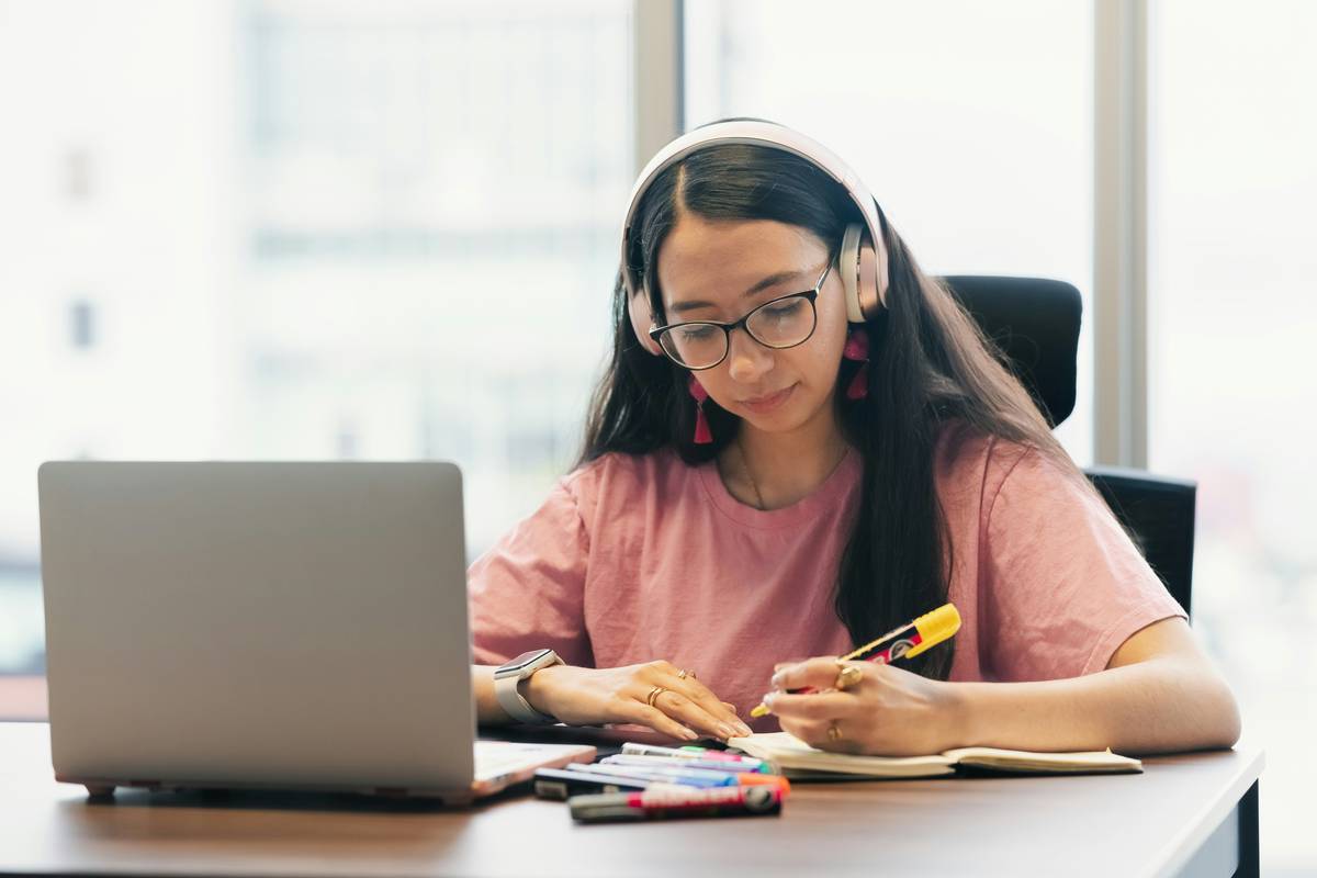 score reasoning prep: student analyzing LSAT logical reasoning question on laptop with notes
